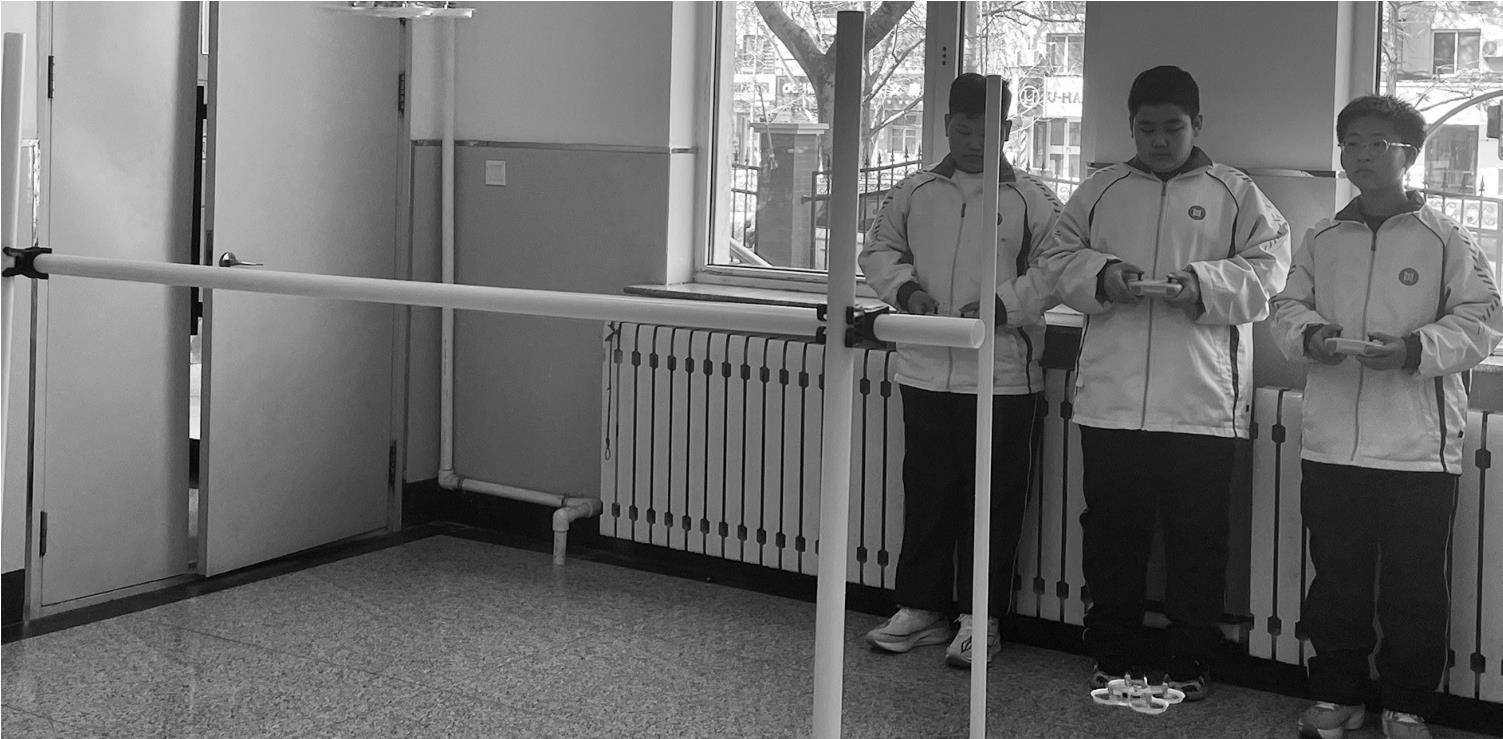 同学们正在遥控无人机模型飞行。本报记者 张铂 摄