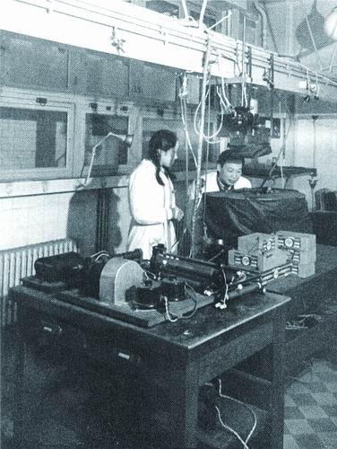 1946年，钱三强（右一）与何泽慧做三分裂和四分裂实验。