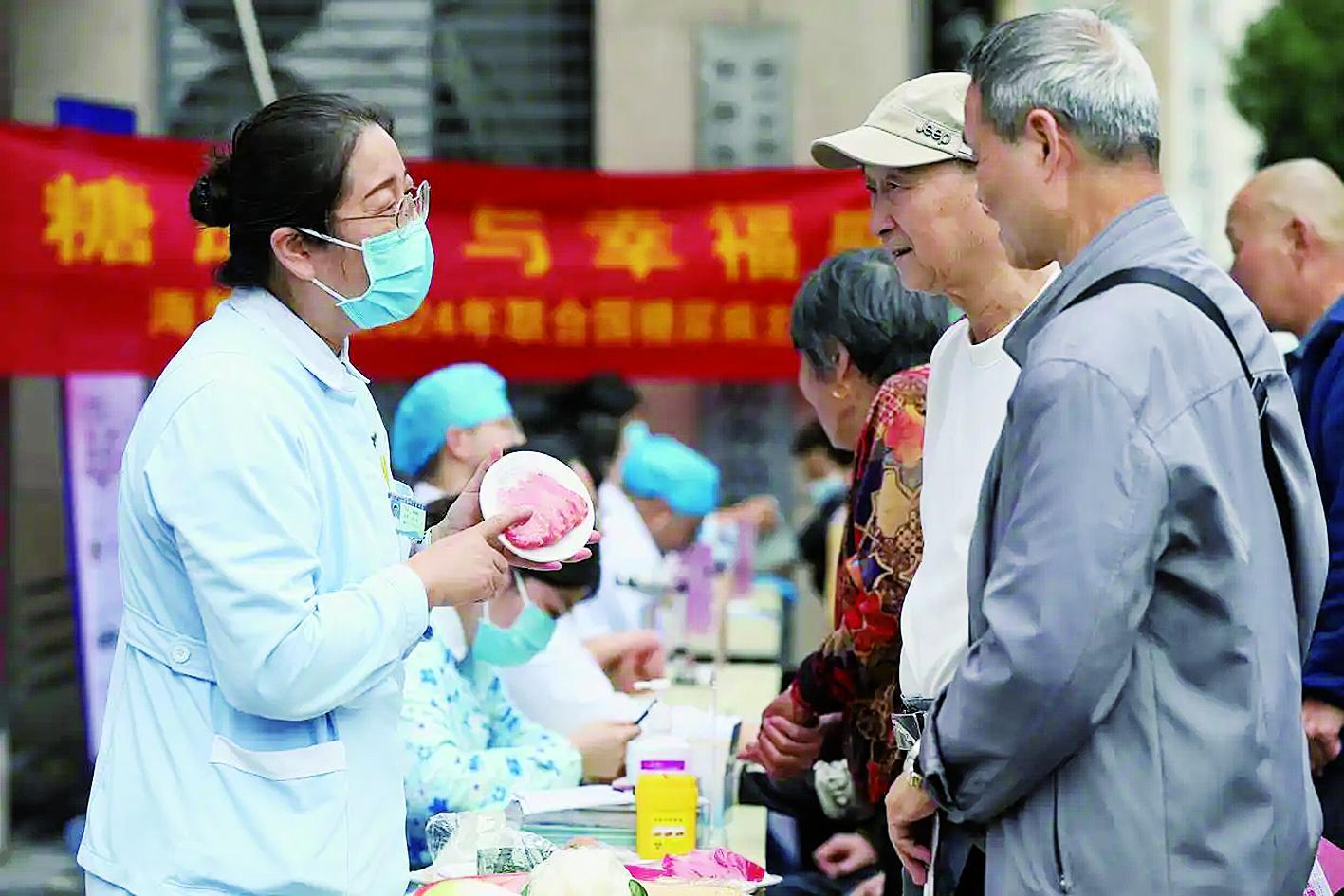 医院护士为居民进行健康饮食指导