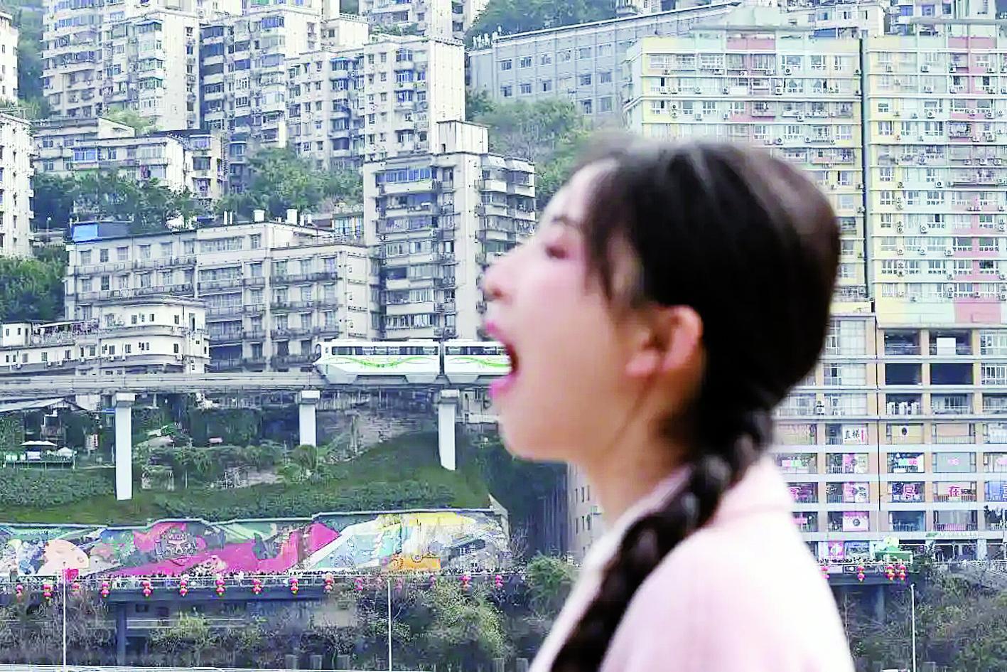 通过错位拍摄，“列车穿楼”的场景被演绎为“吃轨道”。（受访单位供图）