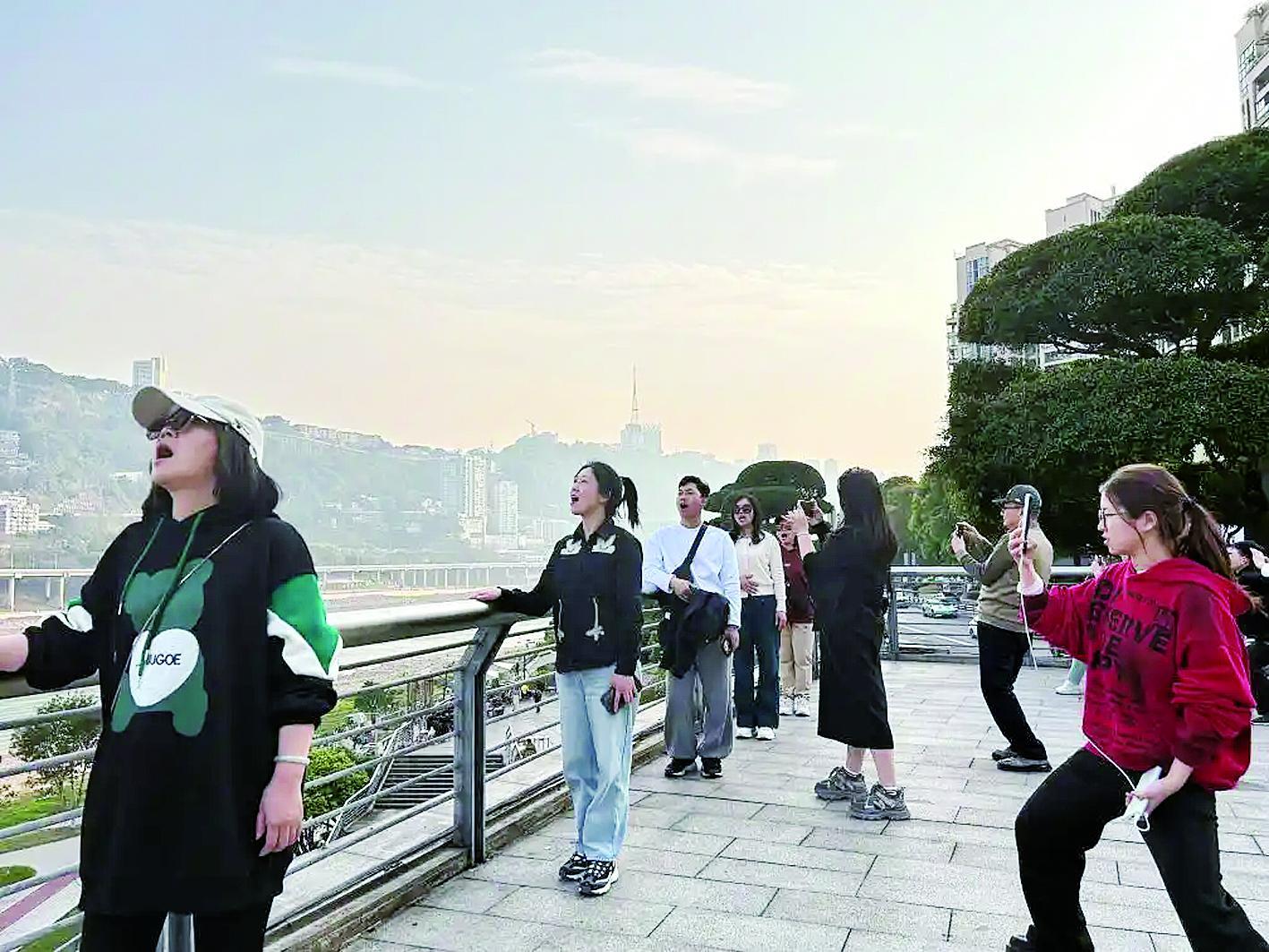 不少市民、游客在位于重庆市江北区的观景平台上打卡拍摄。 新华社发