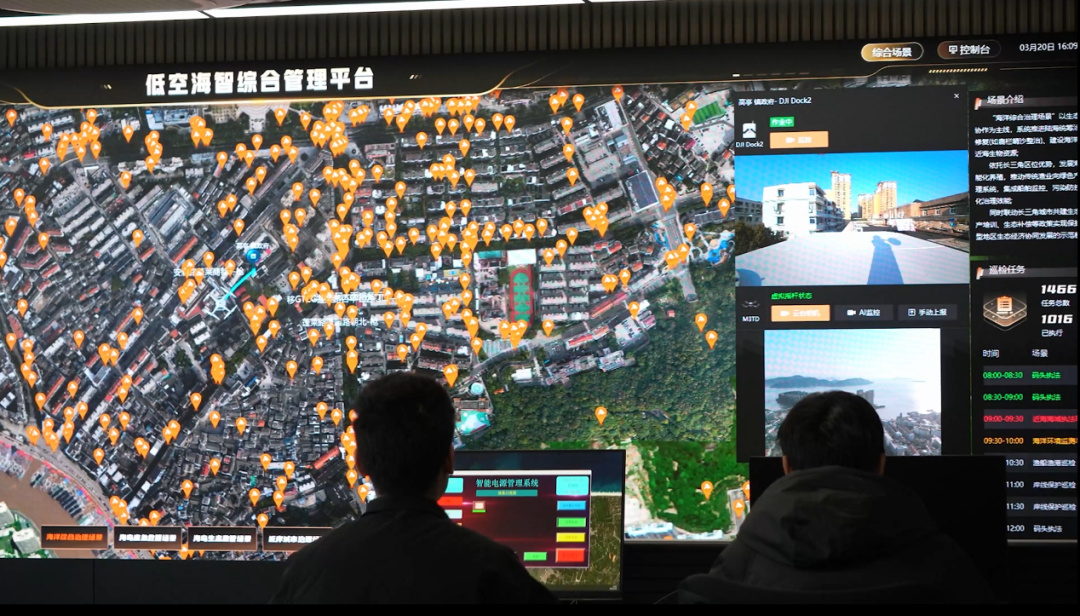 工作人员对无人机的视频流进行实时监控