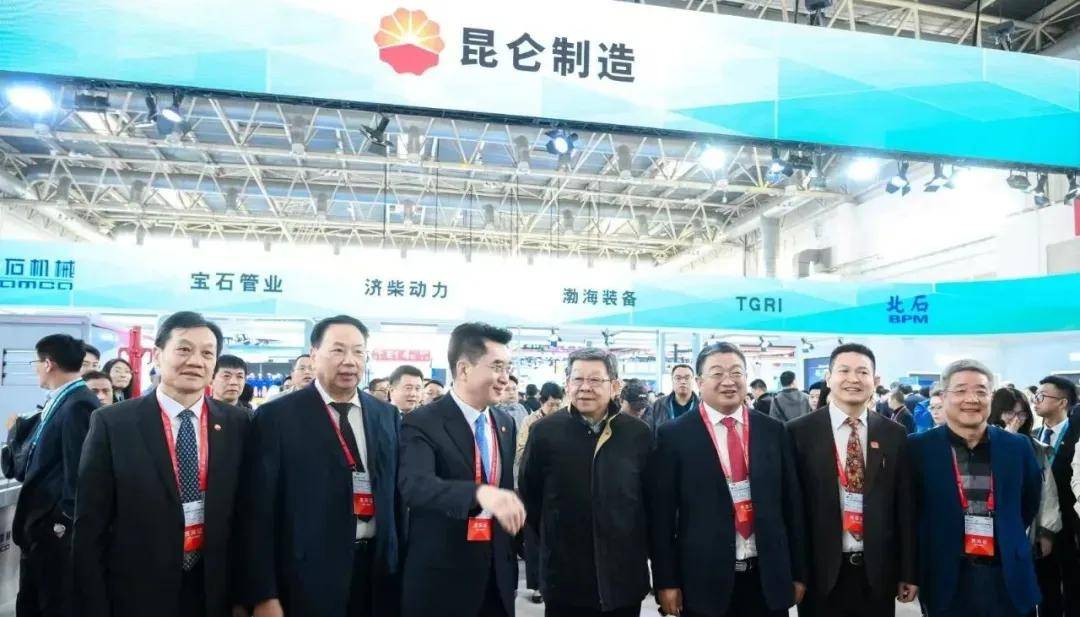 （与会嘉宾在展会现场）