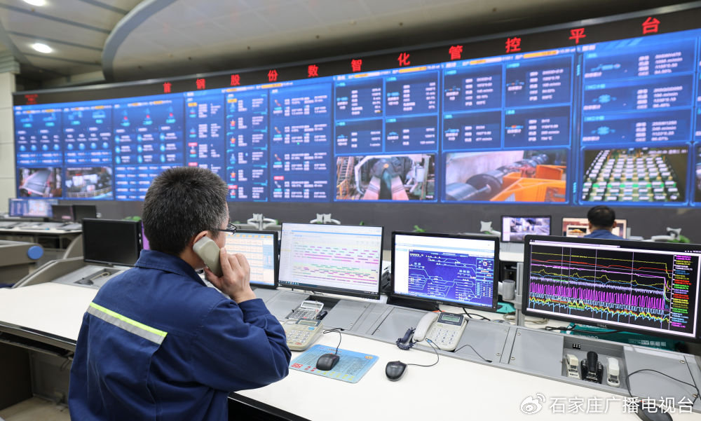 3月14日，首钢迁钢公司生产管控中心，工作人员对鱼雷罐运行状态进行监控和调度。（付卫峥 摄）