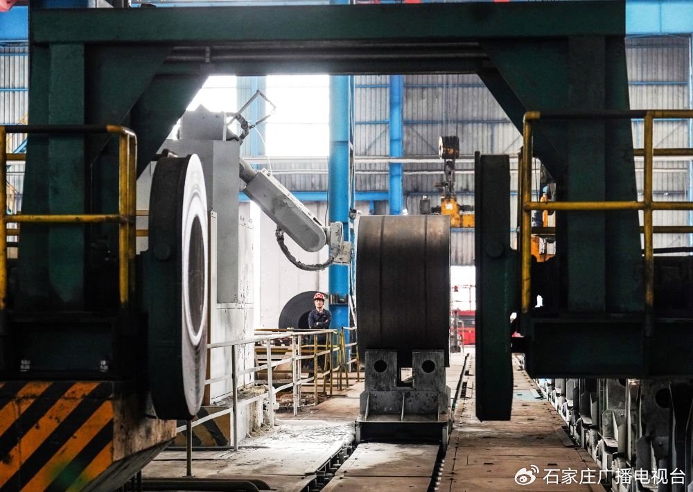 3月14日，鑫达钢铁公司自动化卷板生产线上，智能机械臂在给钢卷喷涂编码。新华社记者杨帆 摄