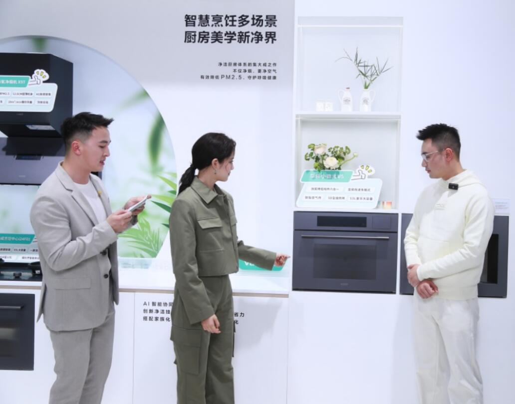 (图：左一主持人、左二欧阳娜娜、右一潘添和)