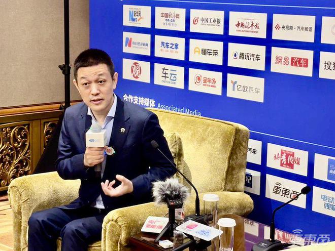 ▲李斌在百人会2025年会上接受媒体采访