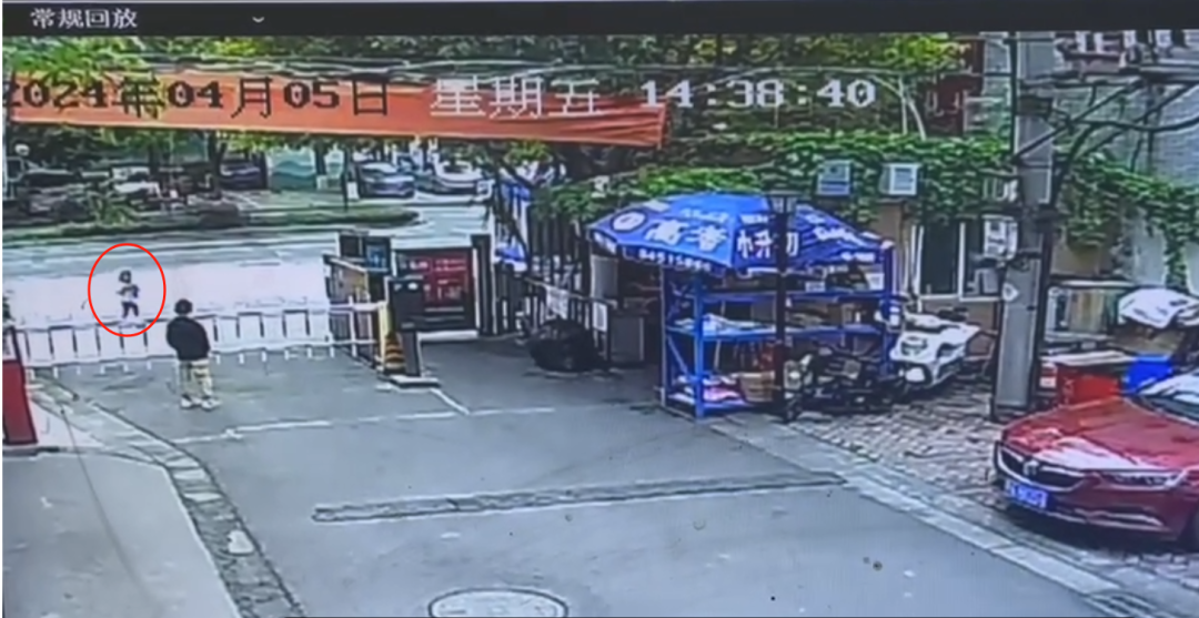 事发前，女童独自在小区外道路上玩耍 图/监控截图