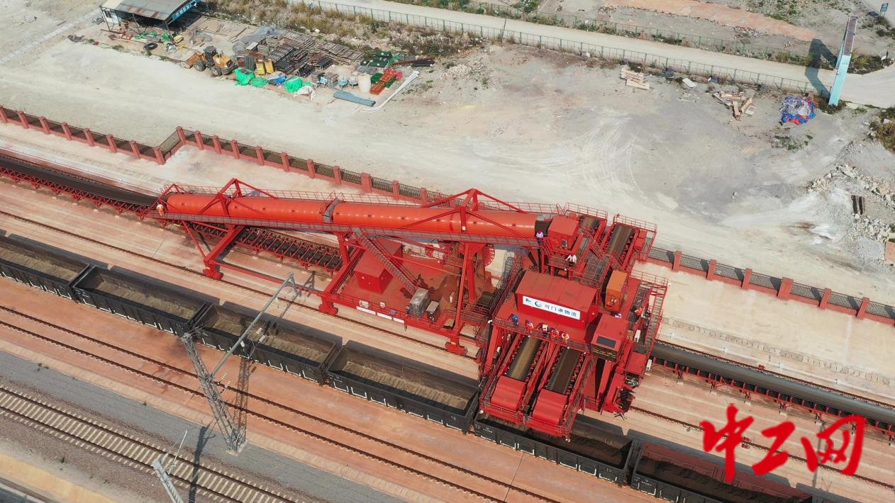 全国首条双股道电气化移动式装车线正式投入运营