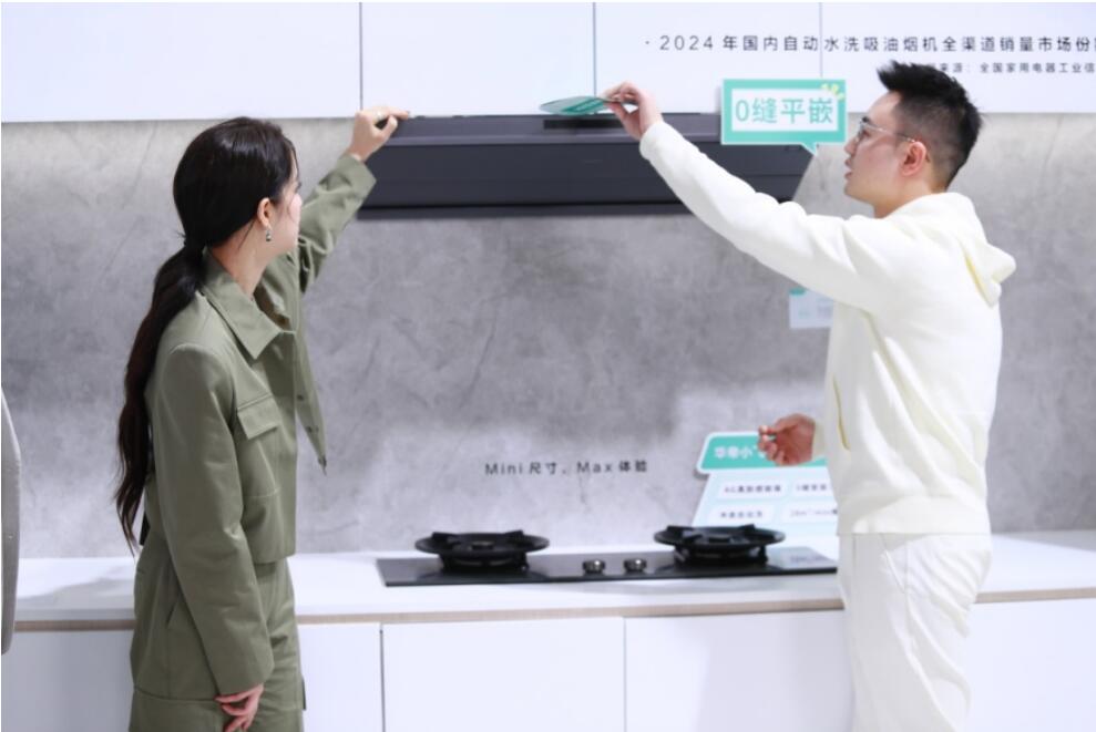 (图：左一欧阳娜娜，右一潘添和)