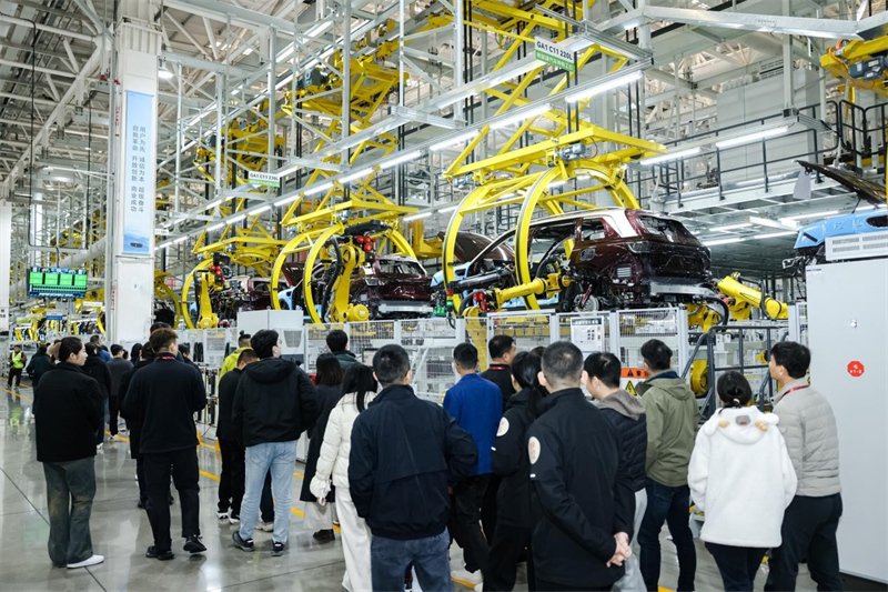 科技当红 旗舰新作，问界M9 2025款先行者在工厂验收交付仪式圆满举行