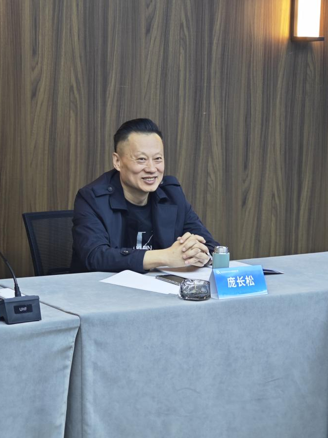 科技局二级主任科员贡玉鹏同志,桃城区科技局高新科科长张桂明同志