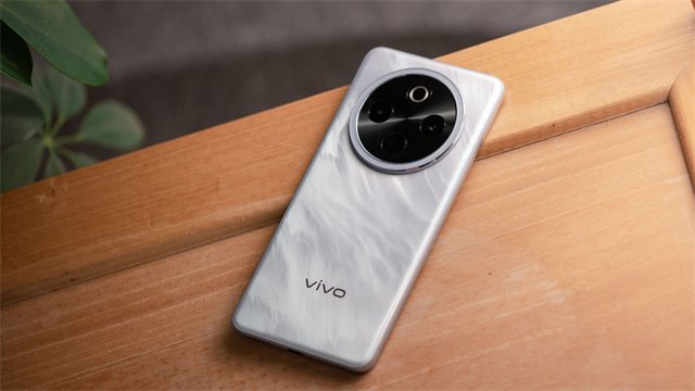 这一次我们拿到的是星空银配色，独特的高压灰色如同浩瀚的宇宙，动感的纹理仿佛星河流转，还是非常耐看的。