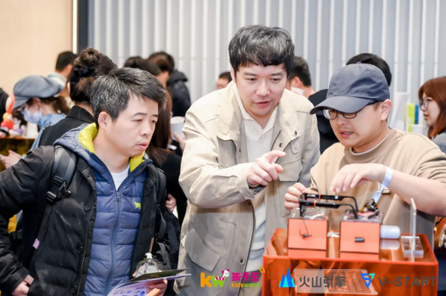 嘉宾交流并体验新奇AI产品