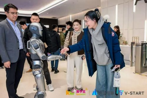 嘉宾交流并体验新奇AI产品