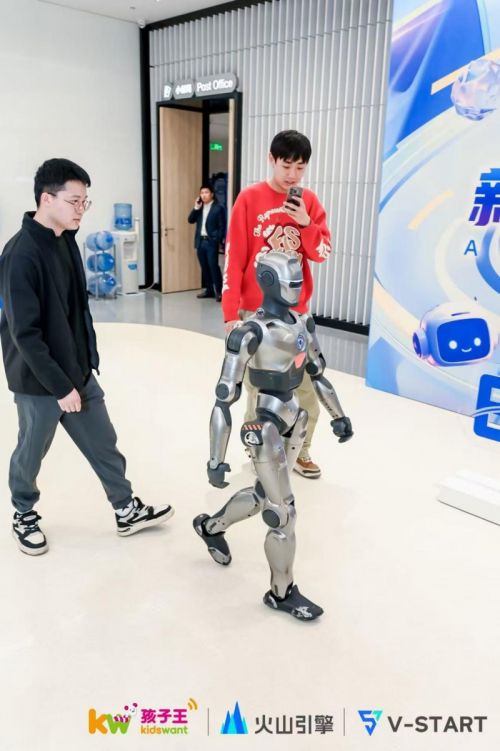 嘉宾交流并体验新奇AI产品