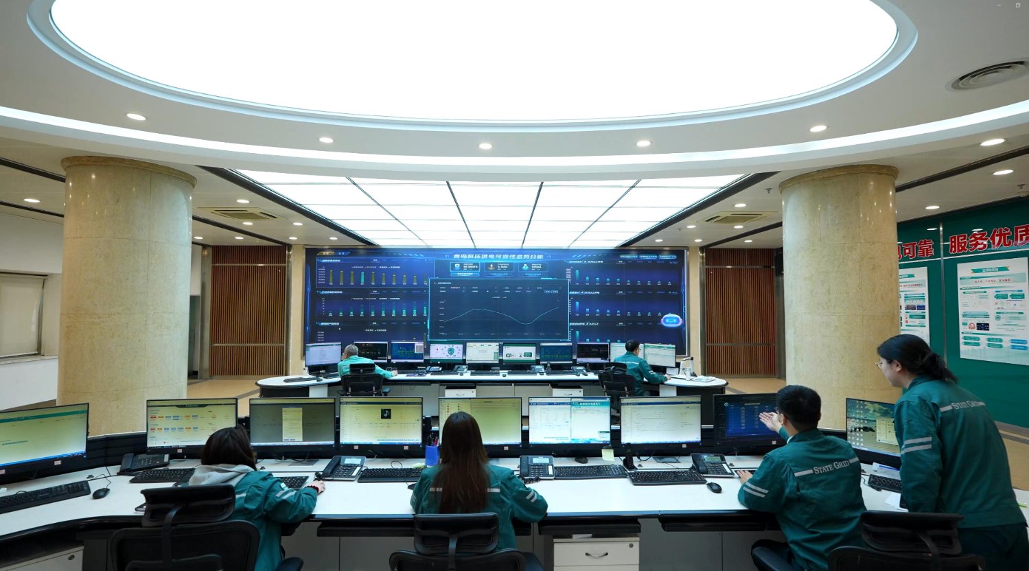 图为国网青岛供电公司员工利用“低压供电可靠性态势分析平台”开展低压客户可靠性监测（受访单位供图）