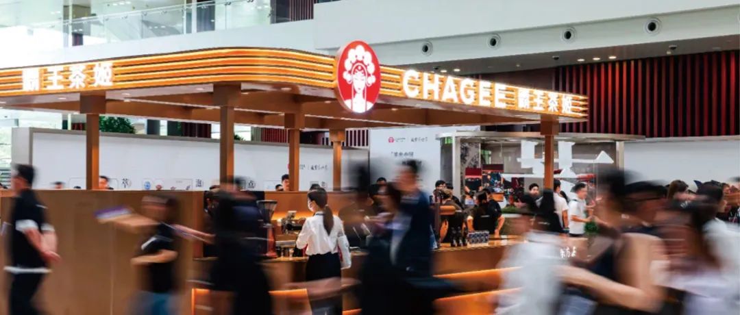 图为2024年国际茶日，霸王茶姬快闪店。