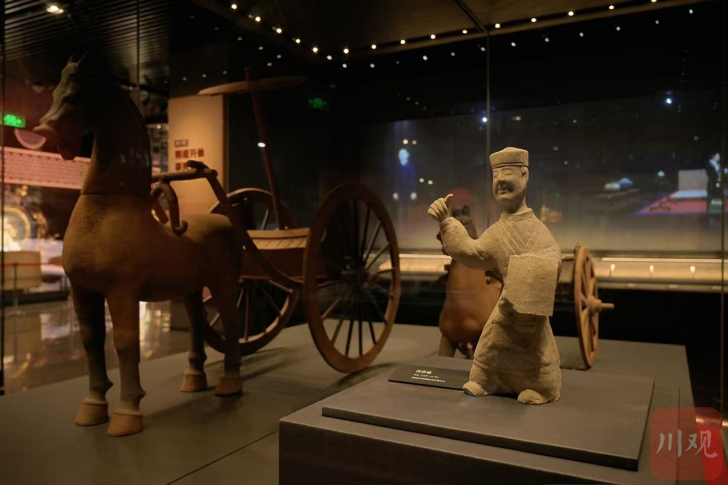 广都博物馆里的文物吸引大批游客打卡。