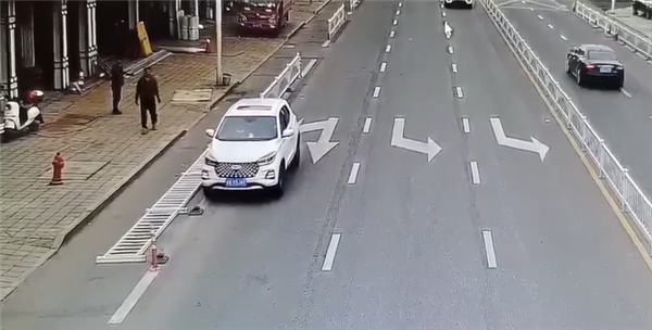 Chery SUV奇异事故！没有人开始出租车并撞
