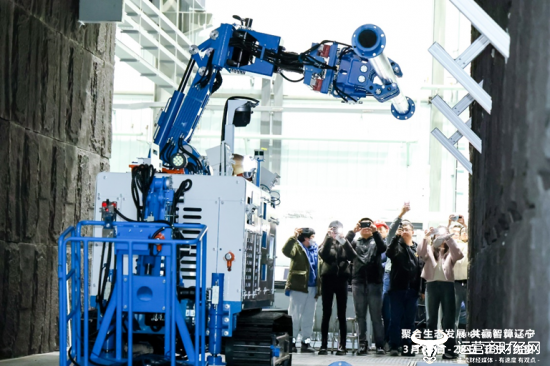 图、媒体在中煤科工观摩管道安装机器人工作