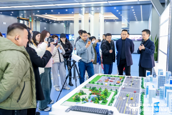 图、媒体参观沈阳工学院实训案例