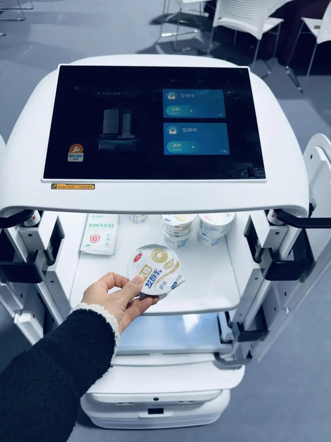 云迹科技复合多态机器人“UP”在新闻中心餐厅做“服务员”