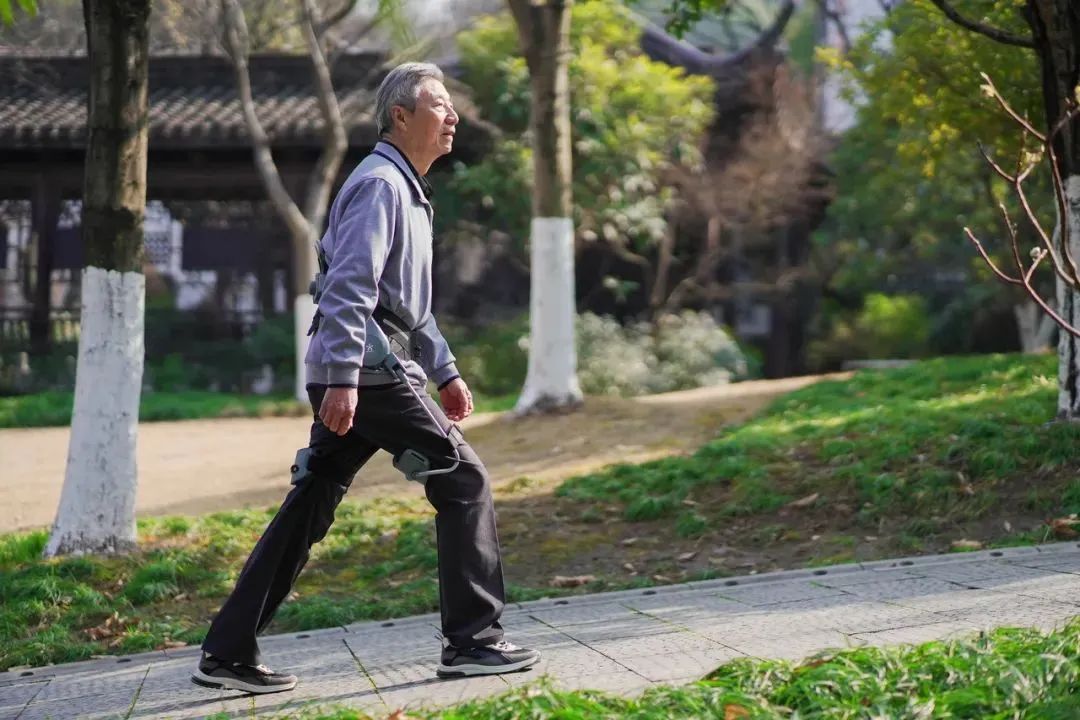 这次“秒空”的外骨骼助行器。图：潮新闻