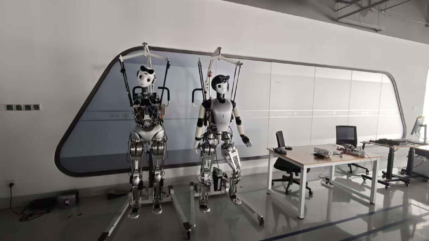 人形机器人无人管理 时代周报朱成呈摄