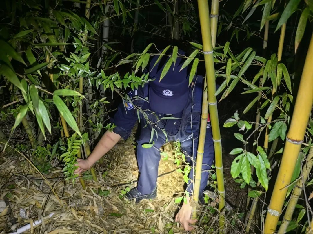 杨建明在边境一线蹲守。