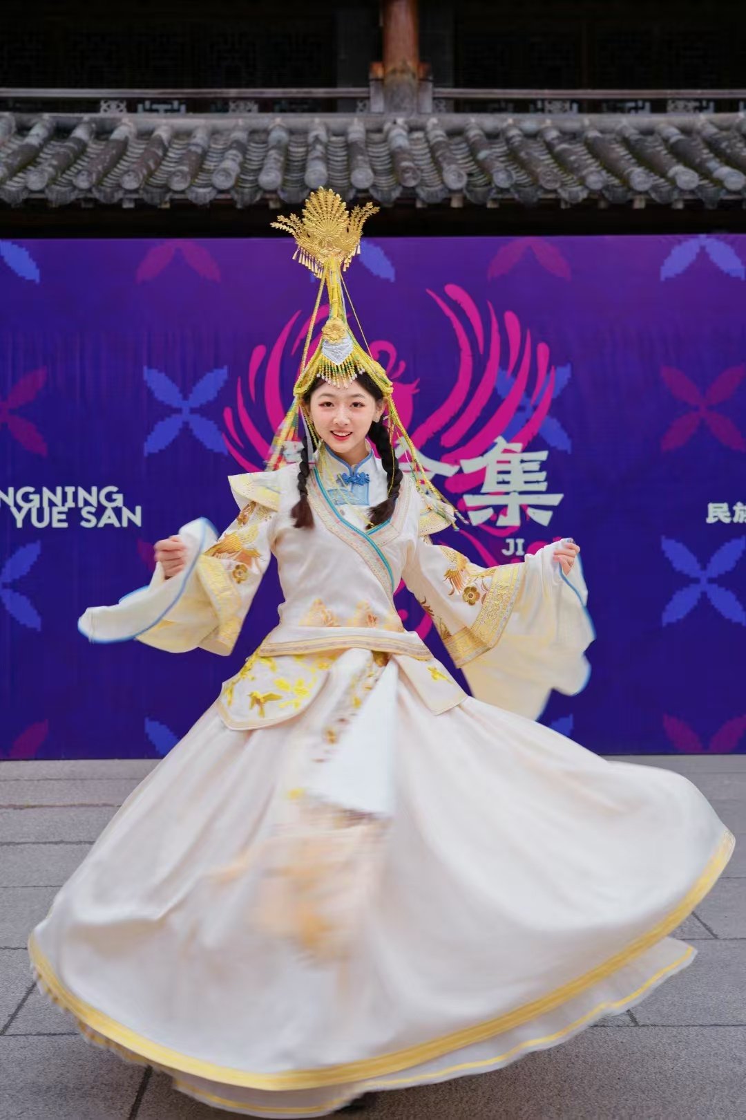 牛雨玥身穿畲装沉浸式体验畲族文化。图源受访者