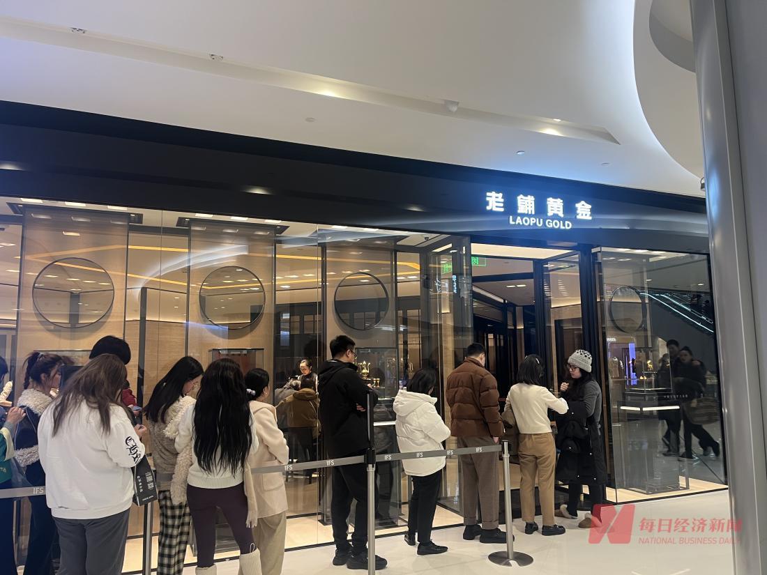 今年2月下旬，老铺黄金某店铺门口排起长龙 图片来源：每经记者 杜蔚 摄
