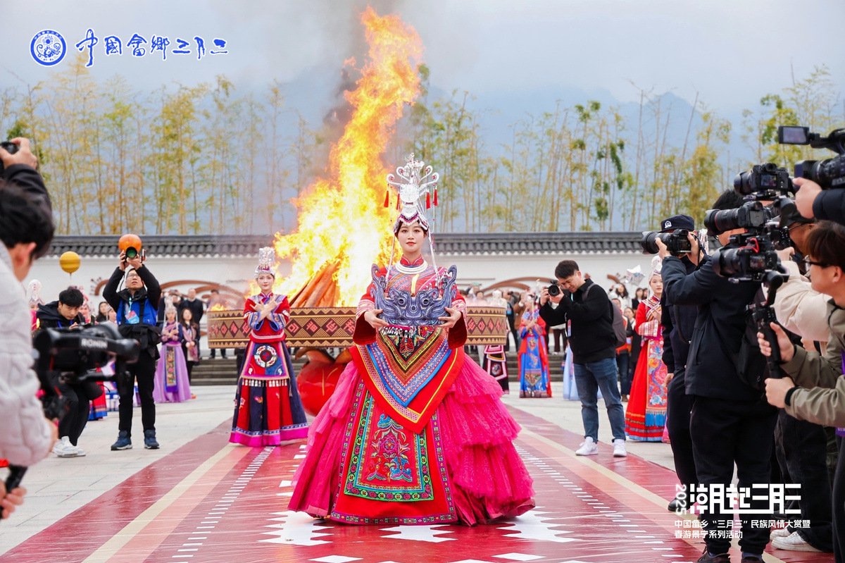 畲族文化推广大使、景宁畲族自治县旅游形象大使蓝盈莹化身畲族“三公主”传递火种。图源景宁县委宣传部