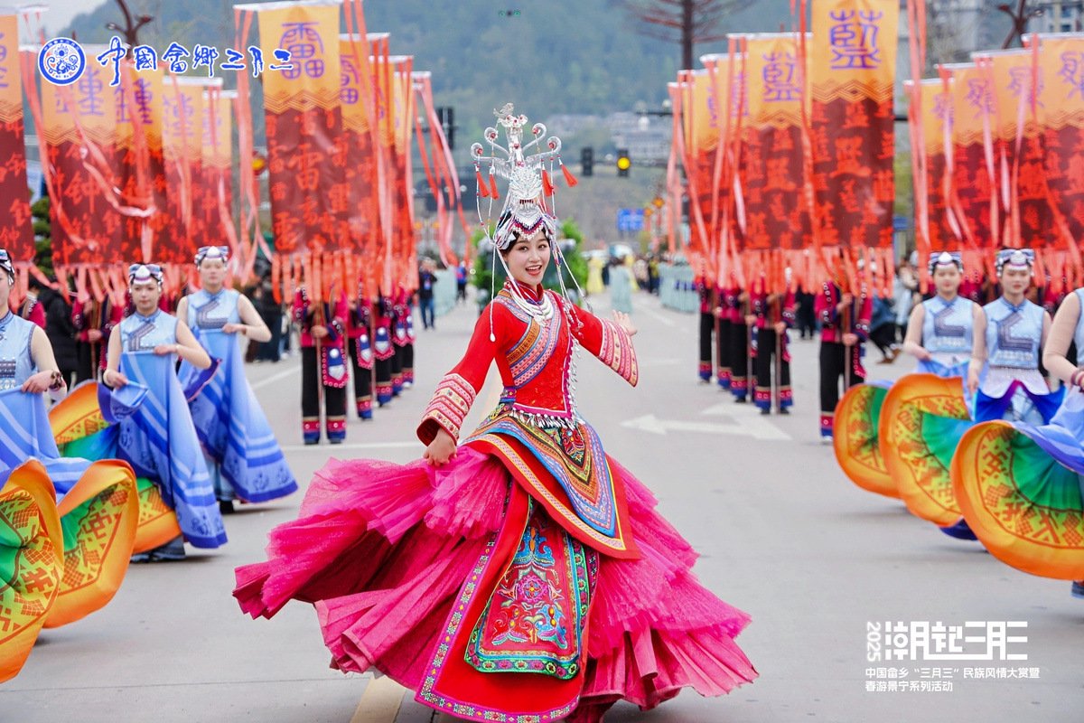  蓝盈莹参加大型公主巡游。图源景宁县委宣传部