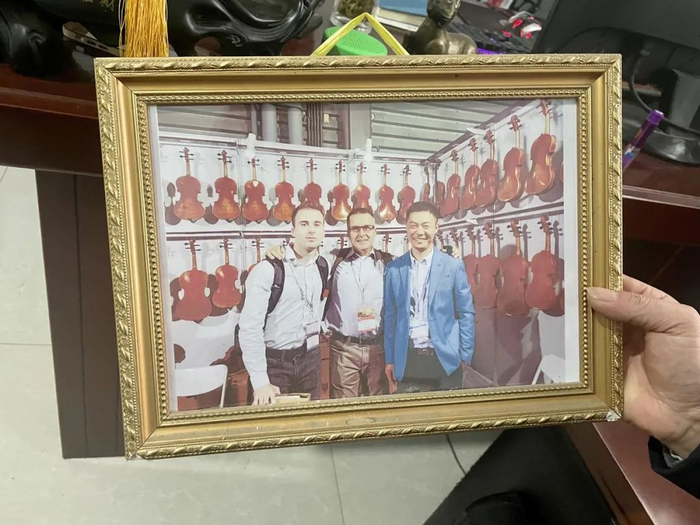 陈正启年轻时候和美国客户的合影