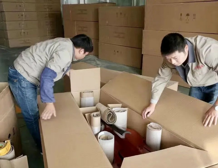 工人用纸箱打包大提琴
