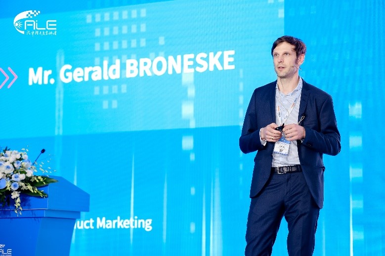 艾迈斯欧司朗全球汽车产品营销副总裁Gerald Broneske在汽车灯具产业发展技术论坛发表精彩演讲 