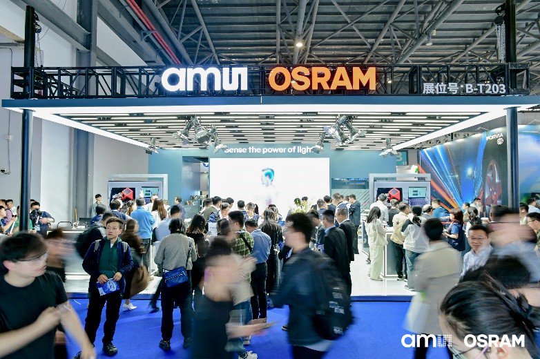 展台科技感十足，吸引众多观众驻足参观，现场讨论热情高涨