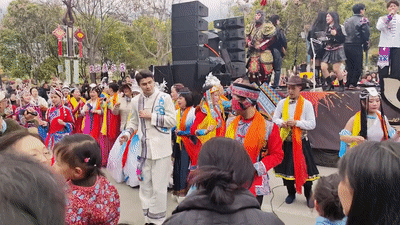  洋小龙和畲乡人民跳舞。潮新闻记者 黄心怡 摄