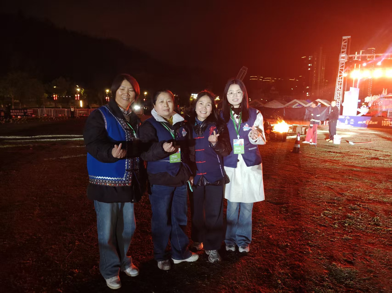 王雨雪（右一）在景宁担任“畲小帮”志愿者。图源受访者