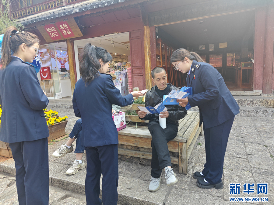 丽江市税务局“春风服务队”在丽江古城宣传相关政策（4月1日摄）。新华网 和润仙 摄