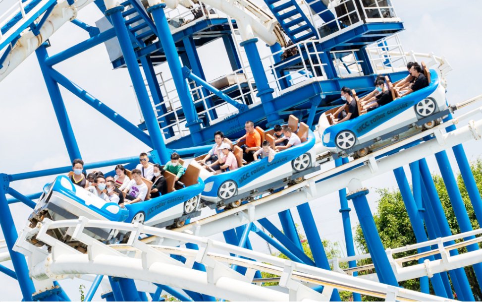 体验过山车,看极限飞车表演,享受无尽的欢乐和刺激.穿越科幻,魔幻