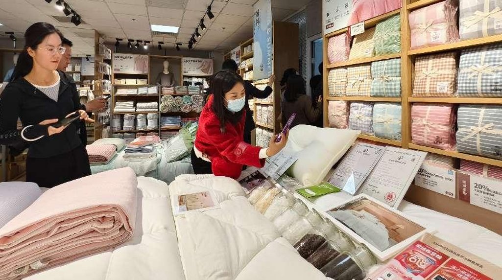 座谈会前，参会媒体记者参观了棉田集团产品展厅。