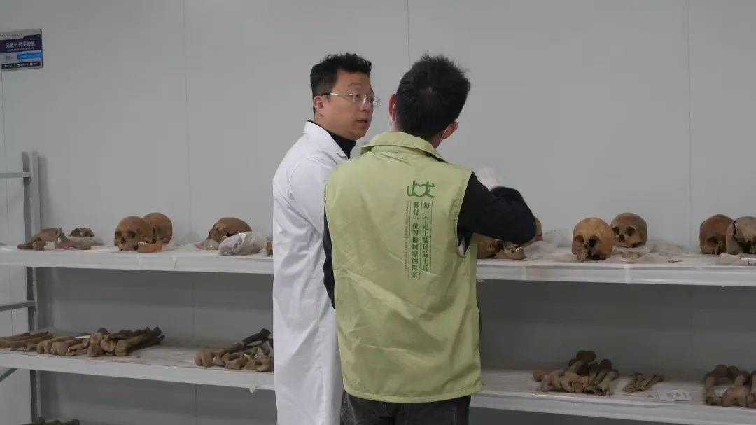 ▲余浩（右）和郑州大学周亚威教授交流遗骸的情况。受访者供图