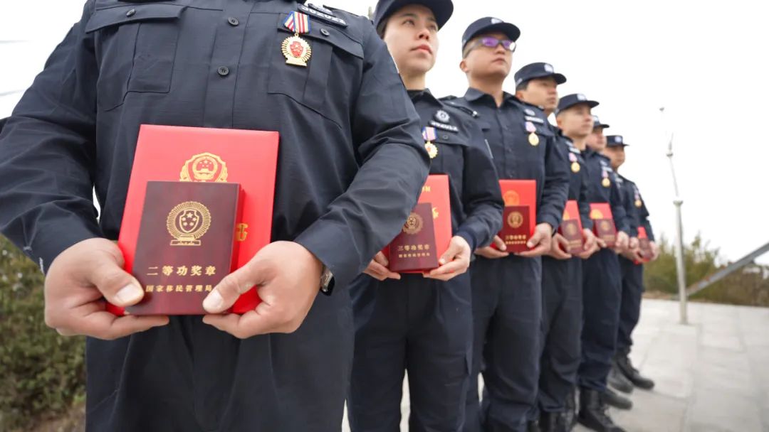 腾冲边检站立功受奖人员手持勋章证书。