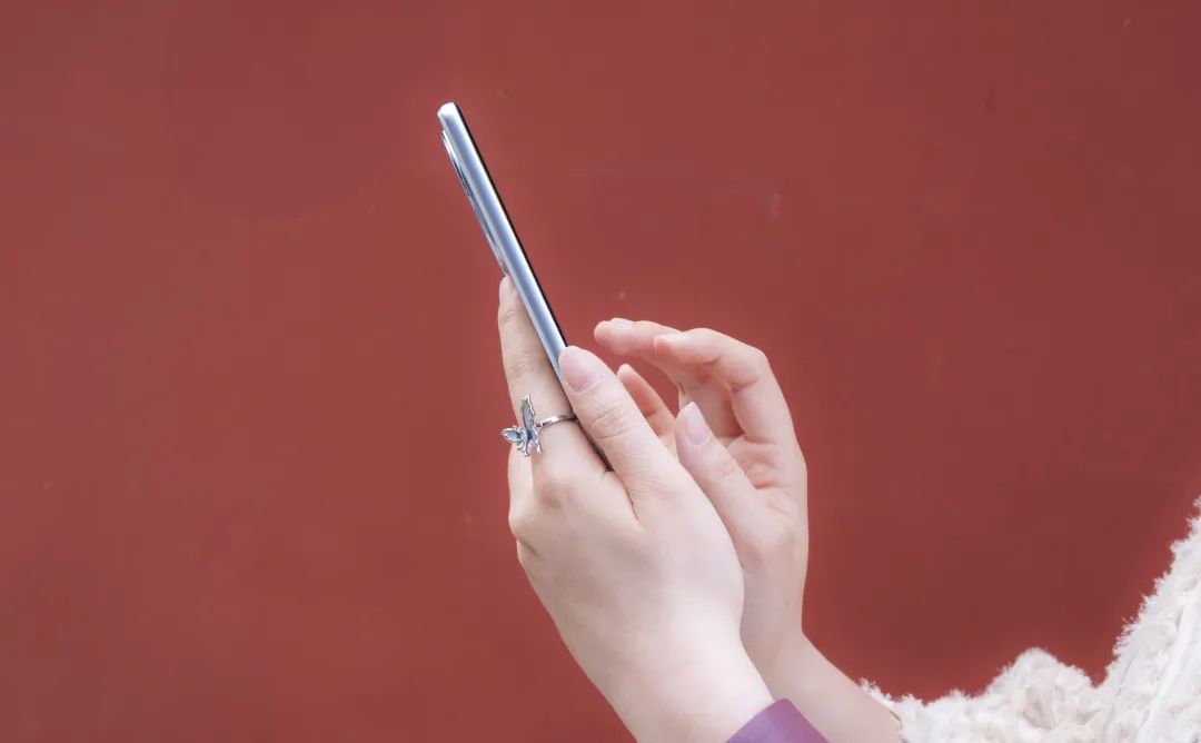 vivo Y300 Pro+ 机身侧面视角｜ 图片来源：极客公园