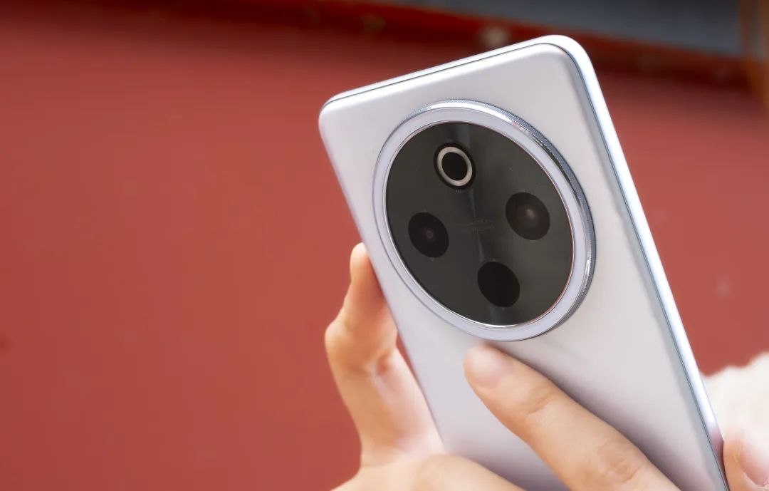 vivo Y300 Pro+ 相机模组设计特写 ｜ 图片来源：极客公园