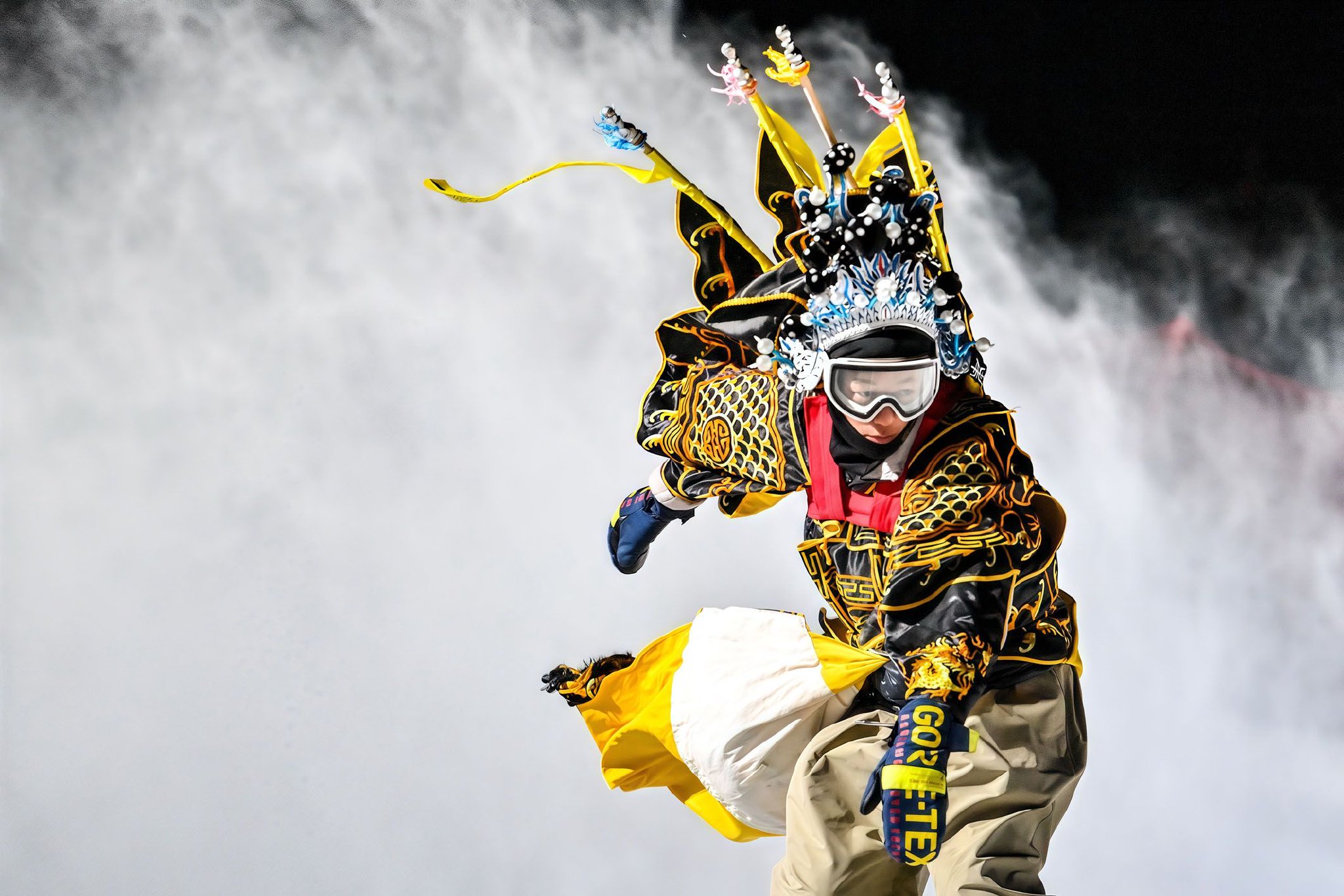 身穿京剧服饰的滑雪爱好者在雪道上滑行。新华社记者　张楠　摄