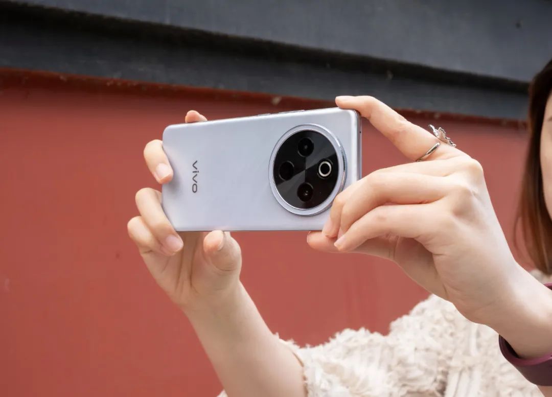 vivo Y300 Pro+ 有着相比同级别机型更轻薄的外观设计 ｜ 图片来源：极客公园