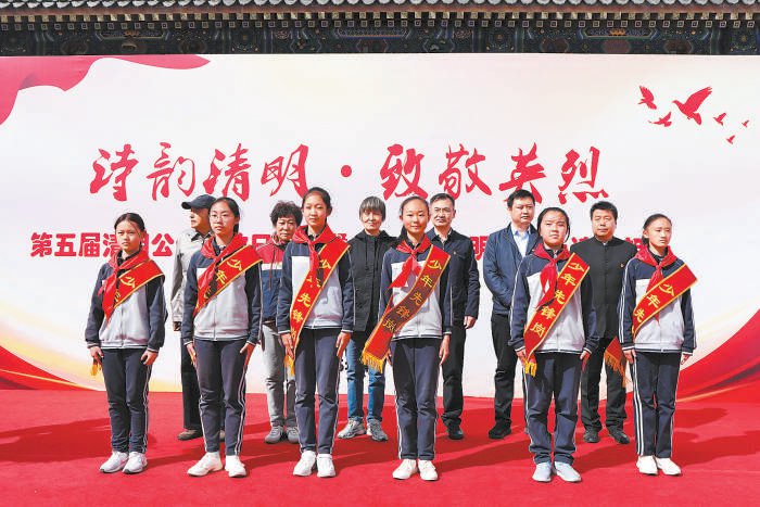 昨天下午,少先队员们在八宝山革命公墓朗诵诗词祭奠英烈。本报记者 安旭东摄